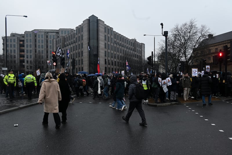 大批警方其後增援，將示威者分隔在十字路口四方的行人路上，但其後響應呼籲集體按交通燈號過馬路，警方未有制止。（梁銘康攝）