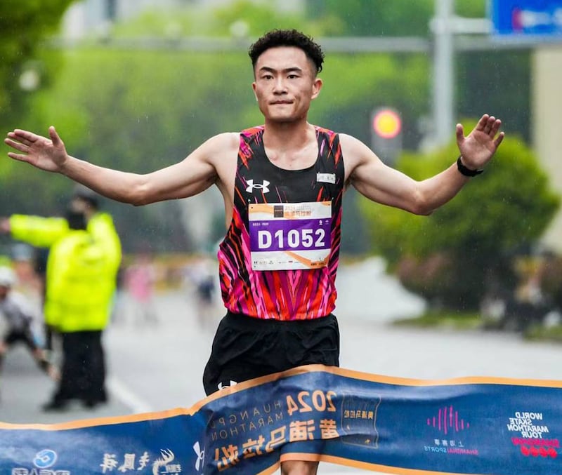 藍捷懷曾參與多個馬拉松賽事。(「Under Armour」微博圖片)