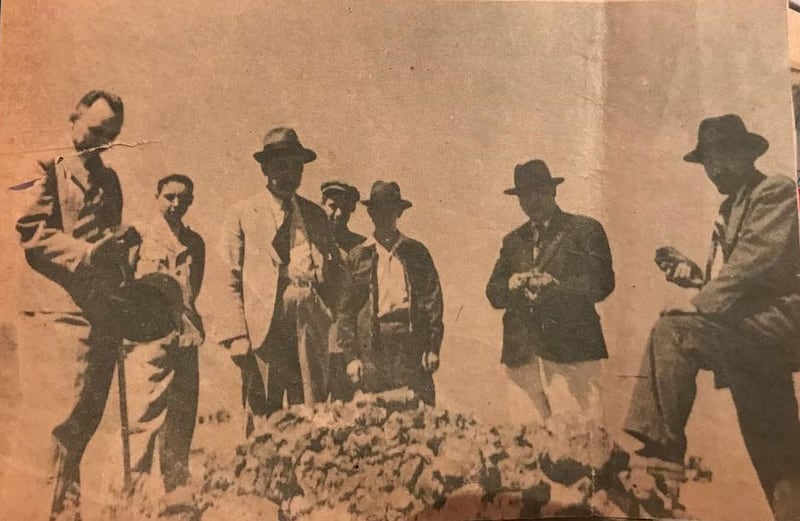 تەمىرات نازىرى مۇھەممەد ئەمىن بۇغرا (ئوڭدىن 1-كىشى) ئۈرۈمچى ئەتراپىدا يېڭىدىن ئېچىلغان تۆمۈر ۋە مەدەن كانىنى تەكشۈرۈش ئۈستىدە. 1947-يىل، ئۈرۈمچى.