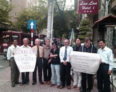 Từ trái qua phải : ông Đình Vượng, ông Vương Đình Chữ, cụ Nguyễn Đình Đầu, ông Lê Hiếu Đằng, nhà thơ Đỗ Trung Quân, nhà báo Nguyễn Quốc Thái, cô Trần Tử Vân Anh; ông André Mendras Hồ Cương Quyết, ông Huỳnh Tấn Mẫm.