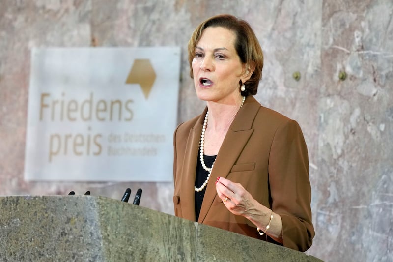 安爱波邦表示,这显示威权政权的政治宣传已不再试图“说好独裁者的故事”,而是“说坏民主自由的故事”,以分化舆论,进而让人质疑民主体制的正当性。图为2024年10月20日,安爱波邦于获颁德国书业协会和平奖后发表演说。