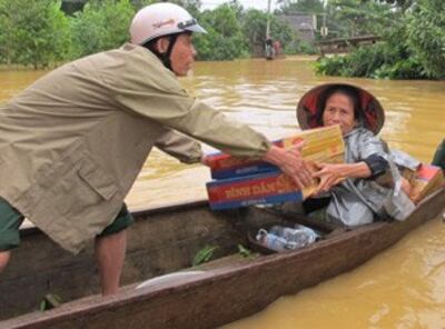 Cứu trợ mưa lũ gây ngập nhà ở Quảng Bình hôm 05 tháng 10 năm 2010. AFP PHOTO.