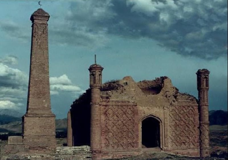 مەرھۇم ئىنقىلابچى خوجانىياز ھاجى ۋە شەرىپىجان تۆرەلەرنىڭ 1947-يىلى ئۈرۈمچىدە قاتۇرۇلغان مازارلىقىنىڭ 1990-يىللارنىڭ ئاخىرى خىتاي ھۆكۈمىتى تەرىپىدىن چېقىۋېتىلىشتىن بۇرۇنقى كۆرۈنۈشى.