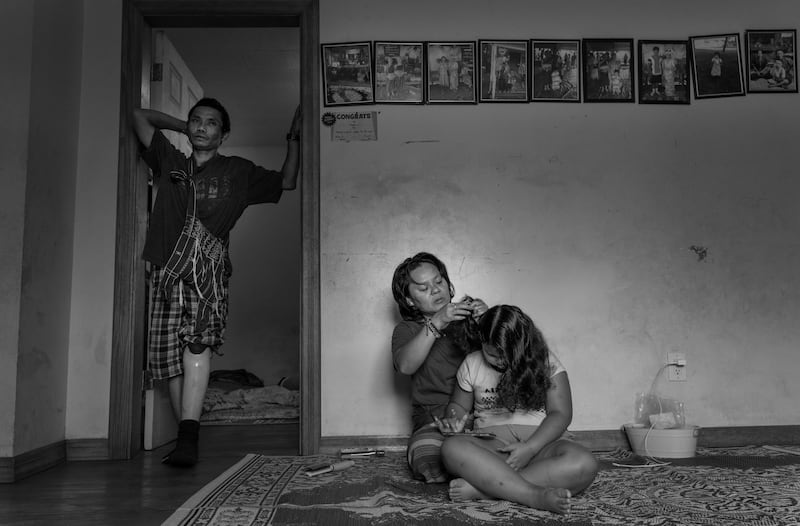 ၂ဝ၂၄ ခုနှစ် ဩဂုတ်လ ၁၈ ရက်နေ့က နယူးယောက်ပြည်နယ်၊ ယူတီကာမြို့နေအိမ်မှာ မောင်ညမွှေးရဲ့ ဖခင်ဖြစ်သူ စောကာလီဝမ်၊ မိခင်ဖြစ်သူ နော်ရှီးဝါ၊ ညီမငယ်ဖြစ်သူ ပေါဝါတို့ကိုတွေ့ရစဉ်။ (Photo: Gemunu Amarasinghe/ RFA)